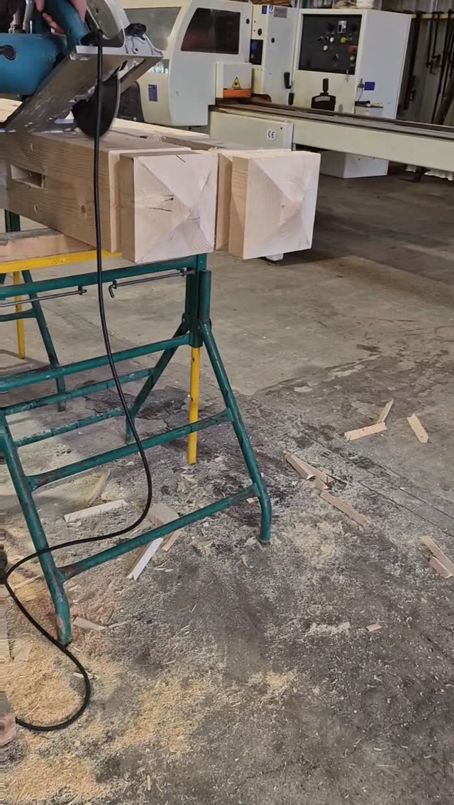 Charpente en cours de levage